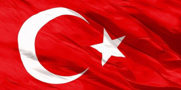 BAYRAĞIMIZA UZANAN ELLER KIRILIR